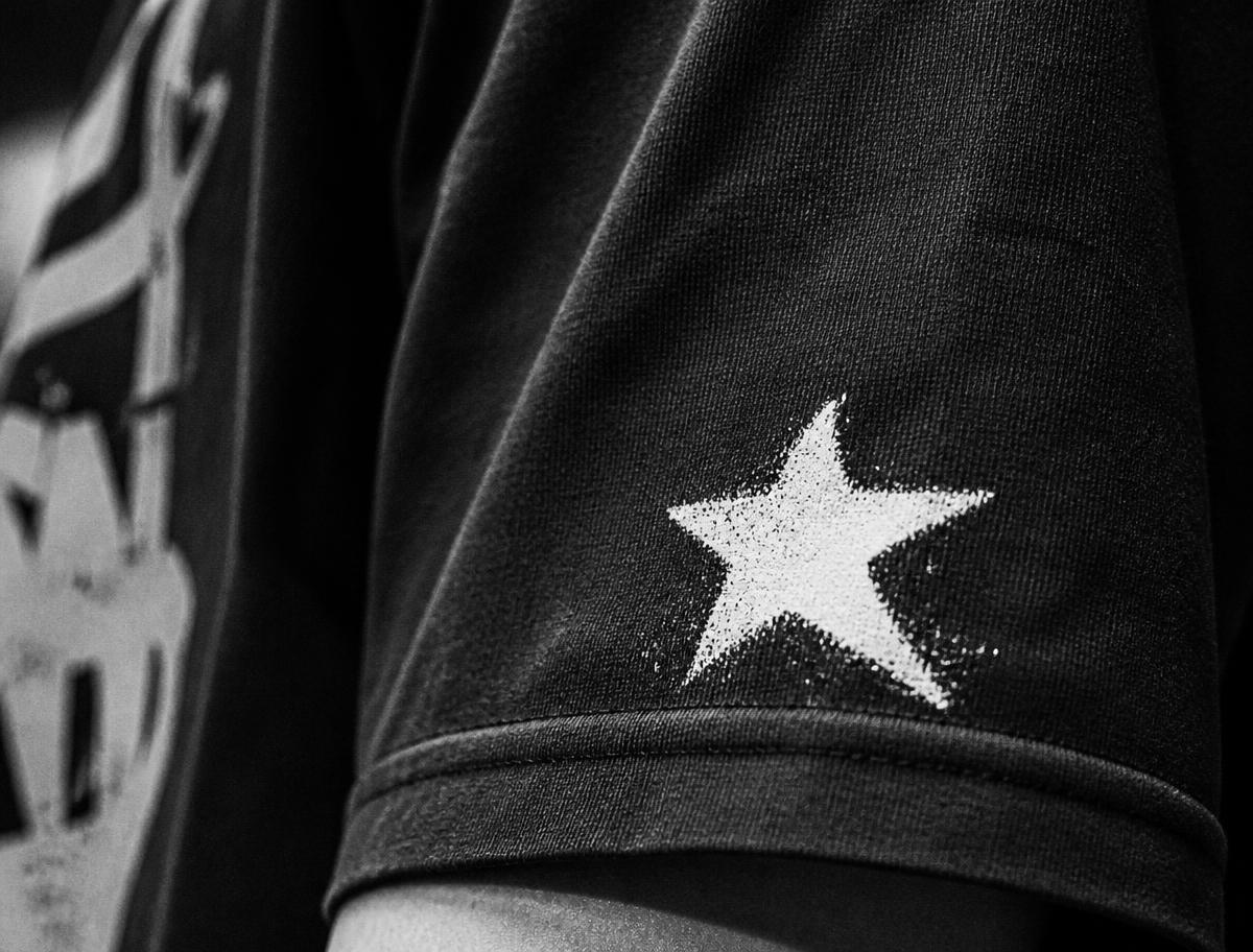 Detalle de estampado de estrella en manga.