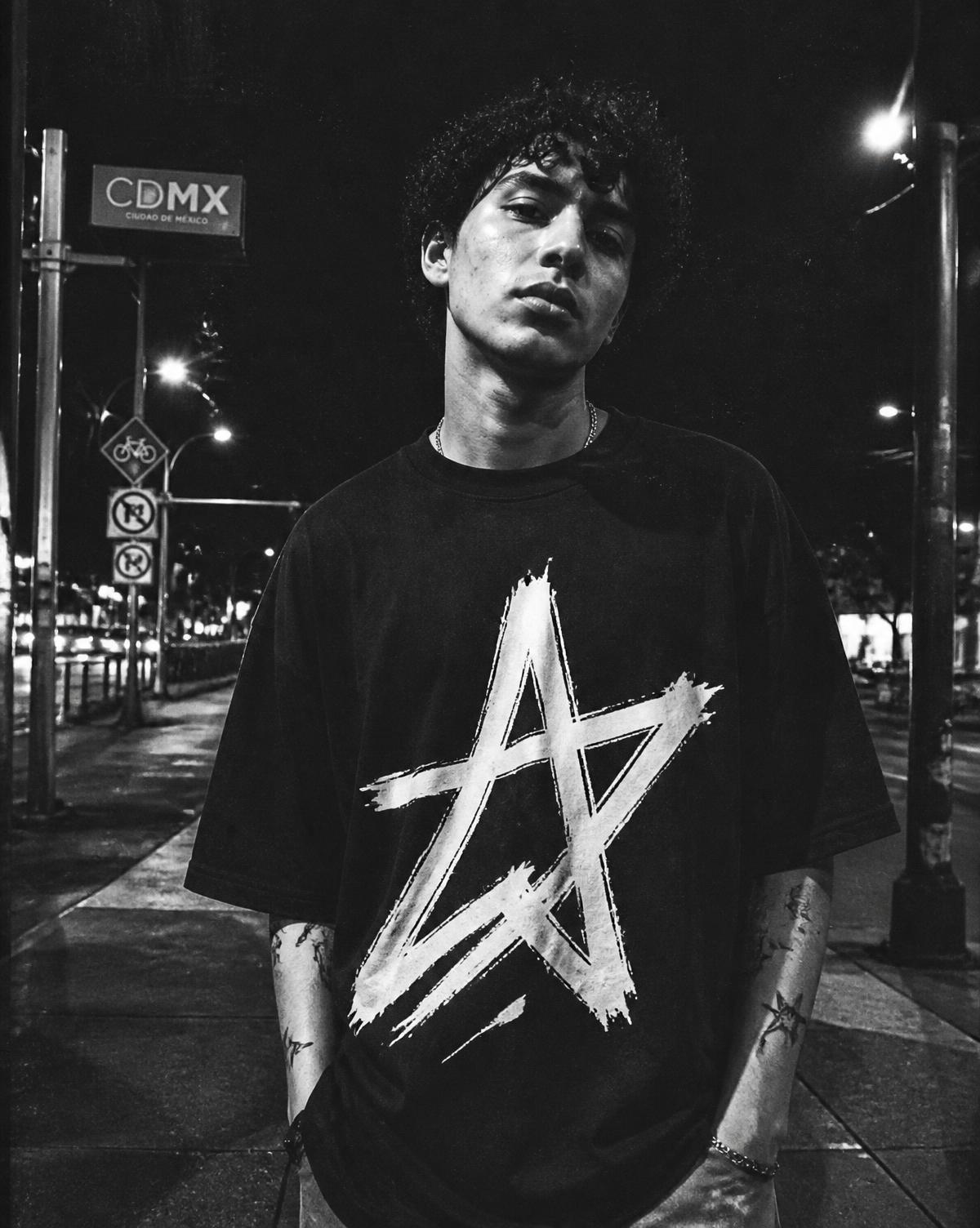 Retrato nocturno con playera negra de ¿Why not?.